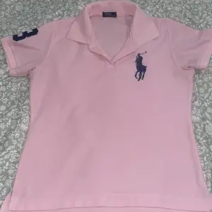 ☀️🔥Detta är en mycket populär och vacker pikétröja. En rosa-blå skjorta, inga hål, i fint skick.Jag hoppas du tycker om den!!!🥰❤️