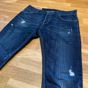 Dondup jeans  - Storlek:36 Färg:blå Design: beat design(slitningar)  Skick:9/10