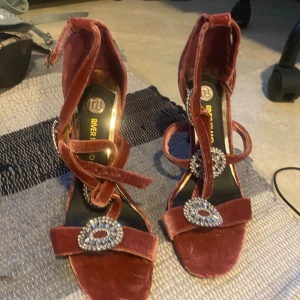 Klackskor  - Dyrt märke originalpriset är 779kr men säljer för mindre för dom är inte de finaste enligt mig 