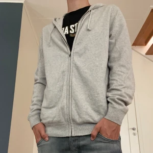 Kashmir zip hoodie - En riktigt snygg och skön zip hoodie i blandning av bland annat exklusiva ullet Kashmir.  Tröjan är i utmärkt skick! Jag på bilden är cirka 183 men den passar även längre folk!
