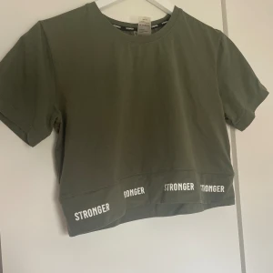 Stronger topp  - Stronger topp i storlek XS utan defekter. Nypris 399kr och säljer för 270, finns en till likadan i en annan färg på min profil 🤩