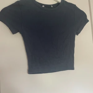 Zara topp - Basic mörkblå topp från zara i storlek S men passar XS. Aldrig använd, saknas endast lapp i nacken 
