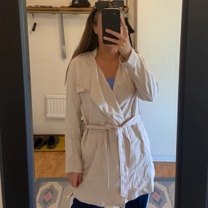 Trenchcoat  - Beige trenchcoat från hm storlek 34. Passar även mig som har 36. Sparsamt använd och inga defekter 