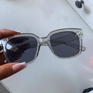 Skitsnygga solglasögon som jag råkade köpa dubbelt av🩷