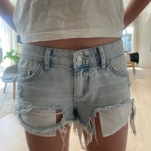 LÅGMIDJADE JEANSSHORTS  - Säljer mina jätte fina jeans shorts då dem e lite små💓💓💓