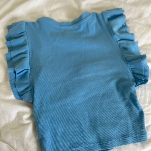 Zara topp - I storlek S, använd typ en gång därav säljer jag den. Väldigt bra skick, och tvättas även innan det skickas!💗