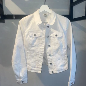 Jeans jacka - Vit jeansjacka från Veromoda