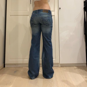 lågmidjade bootcut jeans från Calvin Klein🤩 - midja 40 cm rakt över o innerben 86 cm ja e 169 för referens💕inga uppenbara defekter förutom små vita prickar bak på vaderna vilket syns på första bilden! märkra som W27 men man kan även vara w26
