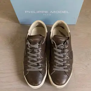Ett par riktigt fräscha och snygga Philippe model skor, dom är riktigt trendiga och dom är enkla att matcha med andra klädesplagg, skorna är i storlek 45 och dom är i bra skick, om det finns frågor eller funderingar är det bara att höra av sig.