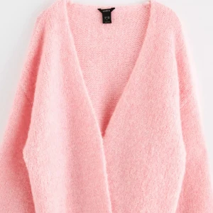 KOFTA - Säljer slutsåld super fin kofta från Lindex tecken på användning men inga defekter eller så💞