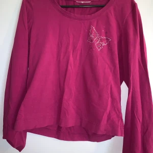 Rosa topp - Rosa/lila topp, passar M/L, saknar några stenar💗
