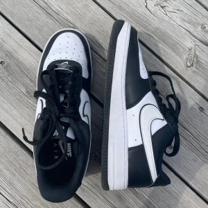Nike Air Force 1 07 - Ett par svart vita Nike Air Force 1 07 som tyvärr inte kommer till användning längre, finns små tecken på användning💕 
