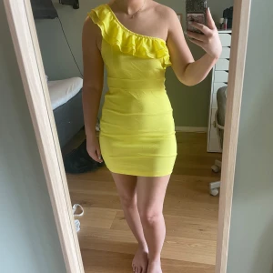 Gul volangklänning - Gul klänning med volang. Fint skick. Storlek L men passar xs-s