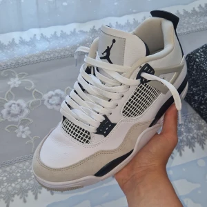 Jordan 4 Millitary Black - OBS!! (PRIS KAN DISKUTERAS VID SNABB AFFÄR) Säljer nu mina Jordans i storlek 42.5 på grund av oanvändning. Använda ett par gånger men som ny skick. Kan mötas i Södertälje.
