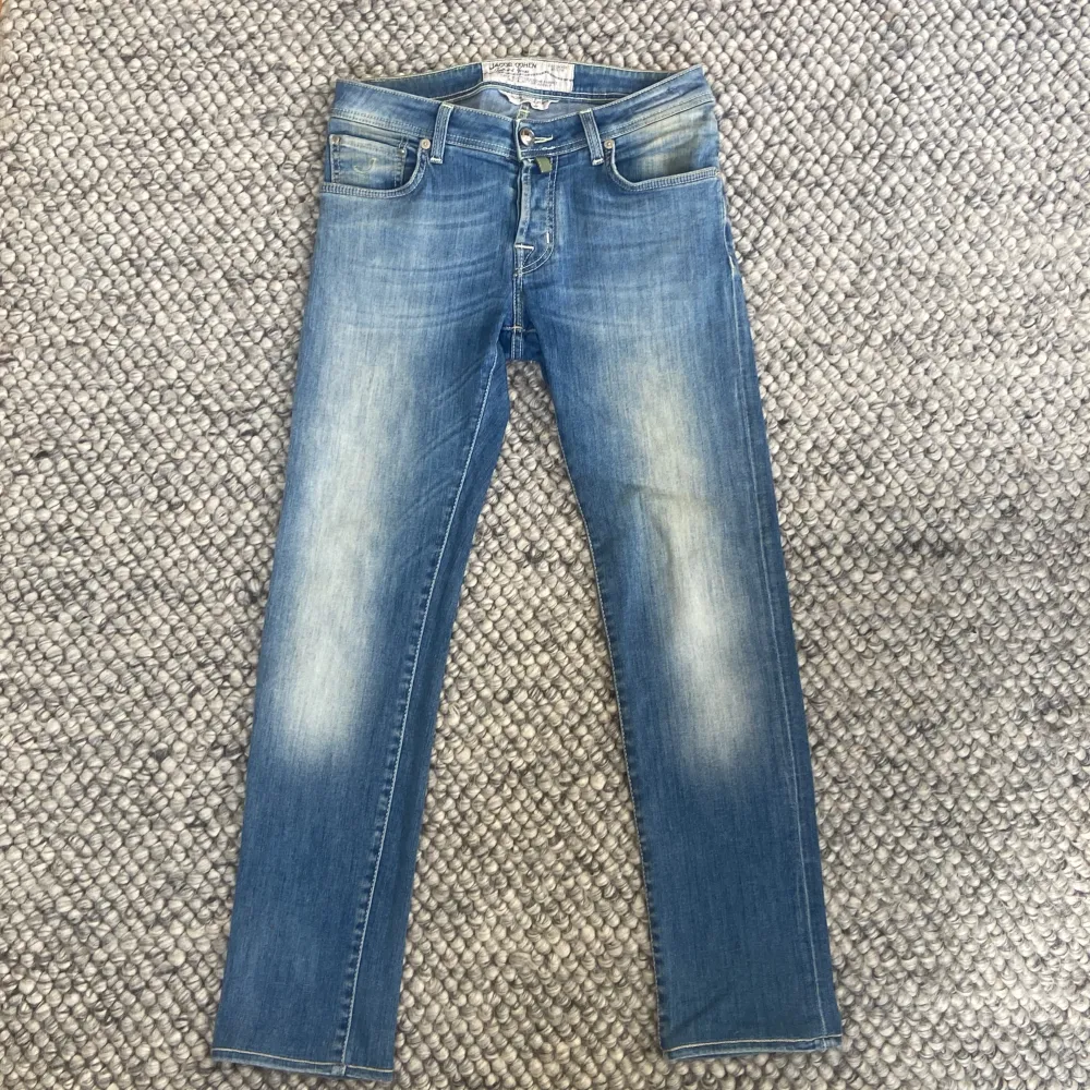 Tja, säljer dessa riktigt snygga Jacob Cohen 622 jeans i storlek w30, jeansen är endast testade och skicket är som nytt 10/10, skriv vid fler frågor eller funderingar angående storlek, mått m.m.. Jeans & Byxor.