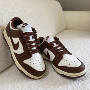 Low Jordans 🤎 - Säljer mina låga Jordan sneakers då de inte kommer till användning. Helt i nyskick och är ej creasade. Passar även strl. 38.