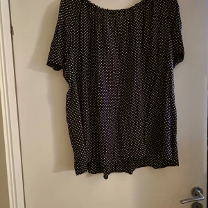 Prickig oversized tröja - Ca 60cm lång, ca 70cm över bysten. Resår i halslinningen. Knappt använd.