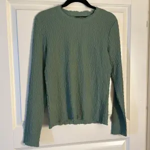 En fin grön tröja i fint material som används en gång🩷