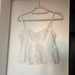 Linne med spets hollister - Supergullig topp från hollister med blommig spets. Storlek M, men passar även S. Endast använd nån gång så i toppenskick :)