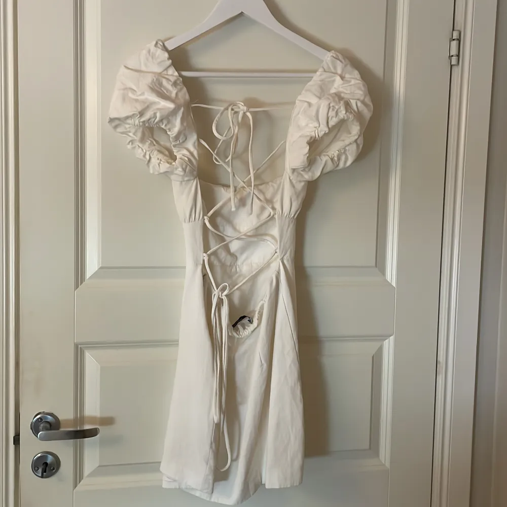 Säljer nu denna superfina klänning med knytning i ryggen från zara☺️använd endast två gånger och har tyvärr blivit för liten nu😊. Klänningar.