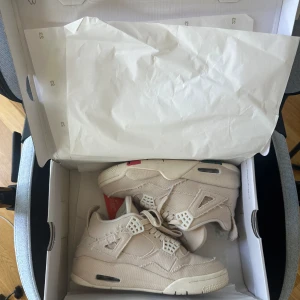 Air jordan 4 retro - Favorit skorna är som nya och användes bara några gånger, storlek är 40 men känns som 38