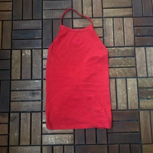 Asics topp knyt öppen rygg - Söt Asics topp med knytning i ryggen! Den är liite ljusare i färgen än på bilden men inte jättestor skillnad.