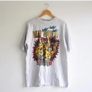 T-stirt 90-tal - Glöm dina sorger och fira VM-guldet i ishockey 1998 istället. Bra skick! 