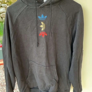 Adidas originals hoodie - Använd fåtal gånger! Storlek L 