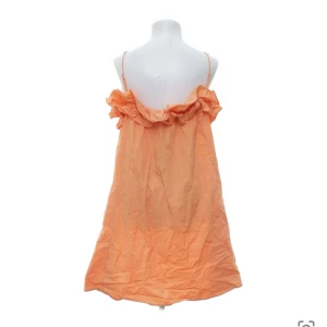 Orange sommarklänning - Superfin orange klänning perfekt i sommar! Säljer då jag har liknande redan!
