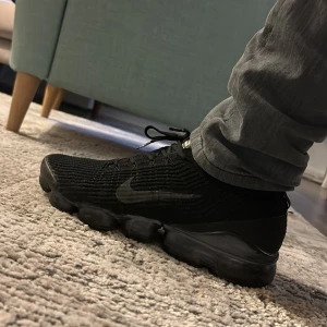 Vapormax flyknit - Vapormax flyknit väldigt fina och fräscha skor har haft dom i några månader och vill nu sälja dom, storlek 43. Skick 9/10 jag köpte dom för 3000kr och säljer dom för 1800kr. Men priset kan diskuteras vid snabb affär. 