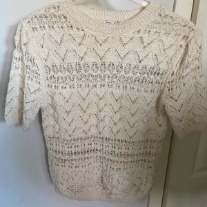 Stickad topp - Superfin topp från Zara. Säljer pågrund av att den aldrig används.