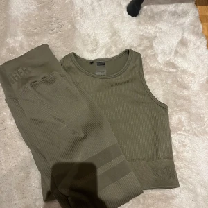 Stronger träningsett - Ett militärgrönt stronger träningsett med topp och byxor storlek M. Mycket gott skick. Säljer pågrund av för lite storlek. Skriv för mer frågor eller bilder. Pris kan alltid diskuteras 