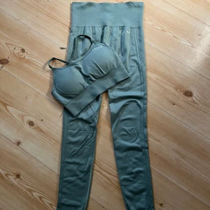 Tränings sett  - Thights och topp från drop of mindfulness. S i byxorna. Xs i toppen. Använd ett fåtal gånger. Mycket fint skick. Köpt förra året. 