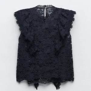 Populär Spets Topp - Så fin spets topp från zara, säljs inte lämgre och super eftertraktad!! Den är knappt använd så jätte fint skick🥰🥰