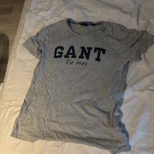 GANT t-shirt - Använder inte den då den blivit förliten, perfekt med linne byxor till denna tröja. Lite sliten i halsen