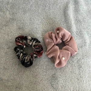 Hårband - 2 st schrunchies, jätte mjukt och elastiskt material Knappt använda💞 25kr för båda, 20kr st