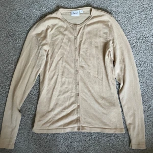 Kofta från Saint Tropez - Beige kofta från Saint Tropez i nyskick🥰 Nypris: 349kr Mitt pris: 200kr