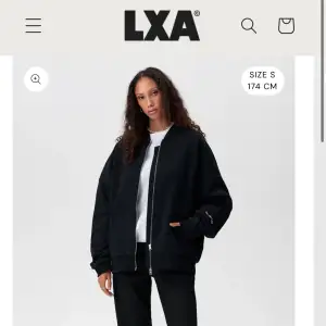 LXA bomber tröja i sweatshirtmaterial! Köpte fel storlek och har dragit av lappen men den är aldrig använd. Storlek M. Oversize modell. 