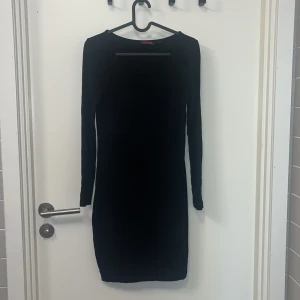 Långärmad klänning  - Svart tight klänning från indiska, mjukt material