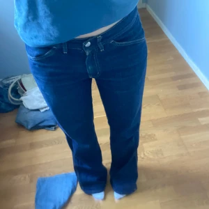 Lågmidjade bootcutjeans från Diesel - Mörkblå lågmidjade bootcutjeans med snygga bakfickor 