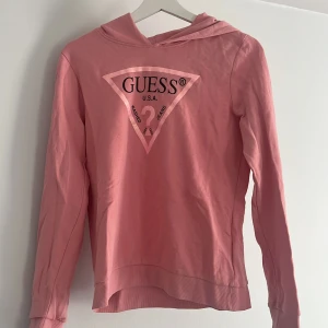 Guess hoodie  - Fint, knappt använd