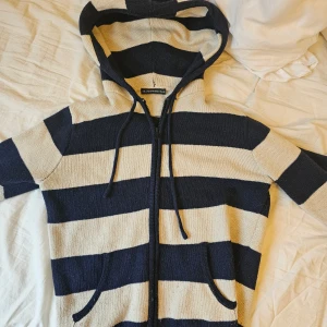 Brandy Melville zip-up  - Säljer denna tröja då den inte passar mig. Lite nopprig men annars inga defekter  Orginal pris 400kr😊