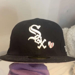 Fitted cap - Hej säljer denna kepsen som inte används och bara ligger Helt oanvänd och i nyskick 