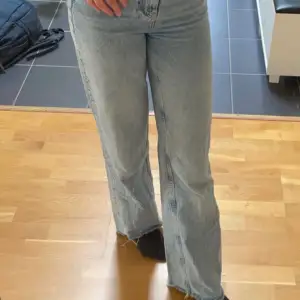 Säljer mina blå jeans från Gina Tricot. De har slitningar nertill och är jättefina🫶🏼Ganska använda men ändå inga defekter! 