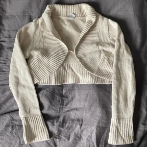 Vit bolero - Jättefin gräddvit Bolero i barnstorlek 164 vilket jag skulle säga motsvarar en xs/xxs. I nyskick 