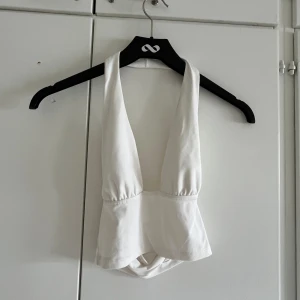 Vitt sommartopp - Köpt utomlands, jättefin på sommaren😊 I storlek xs 