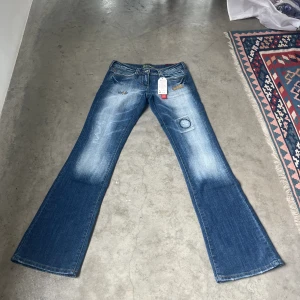 Lågmidjade botcut jeans  - Super fina. Kolla alla mått i andra bilden. Skriv för bild på❤️ storlek 38