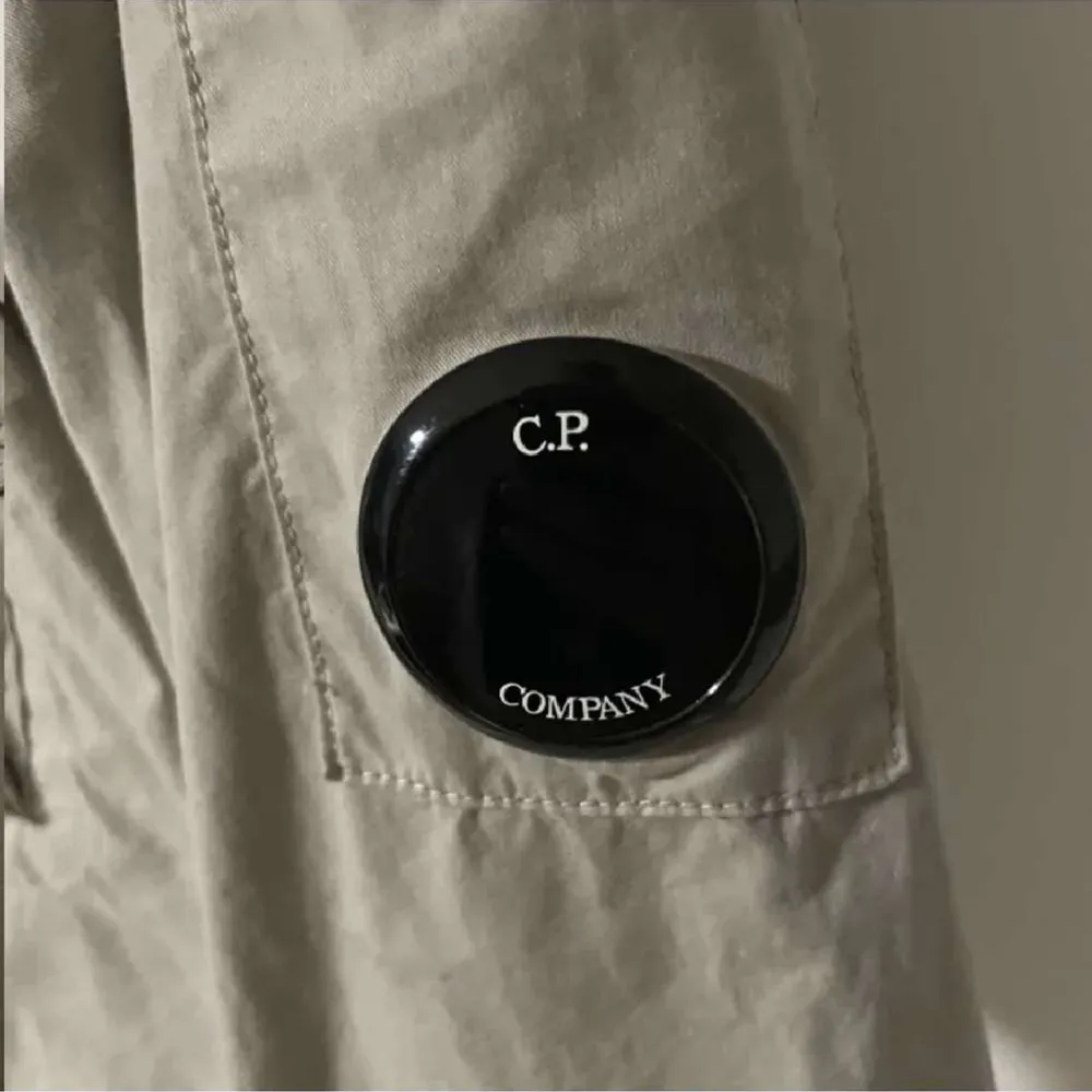 Tja säljer nu min CP company overshirt i mycket bra skick. Den är i storlek S och är i en snygg grön färg. Skriv för mer information.. Jackor.