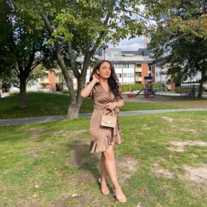 Satinkkäning  - En kort satinkläning i storlek 36/38 använd några timmar. Ny pris 699kr