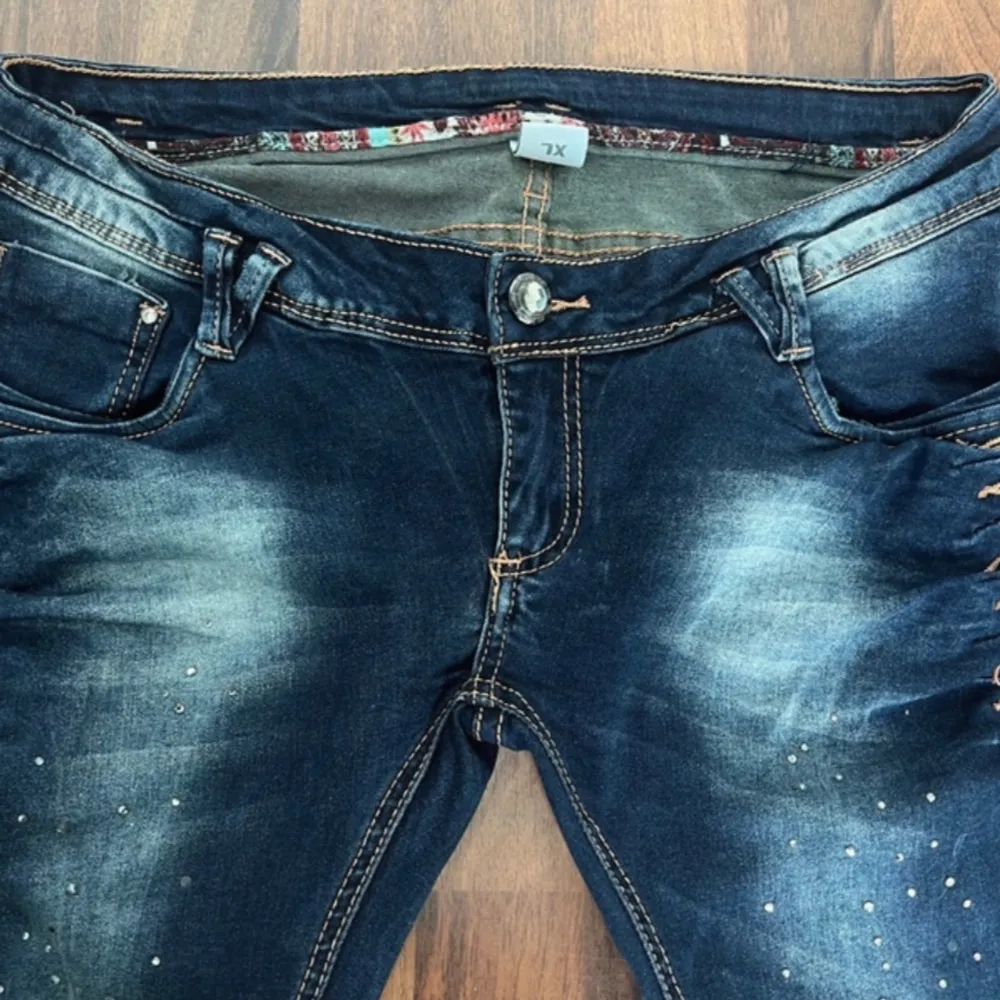 Coola vintage jeans med lågmidja och diamanter/rinestones/gems💅🏼 De är stretchiga och angivna i XL, men lite för små för mig som vanligtvis har L.  Midja till gren: 16,5cm Höft till höft: 43-46cm Midja: 85-90cm Innerben: 75cm. Jeans & Byxor.